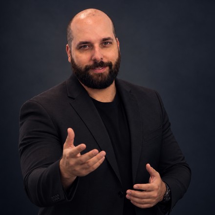 Jason Parker, founder of TradeScalping.com, pointing at the rule that matters most on this page