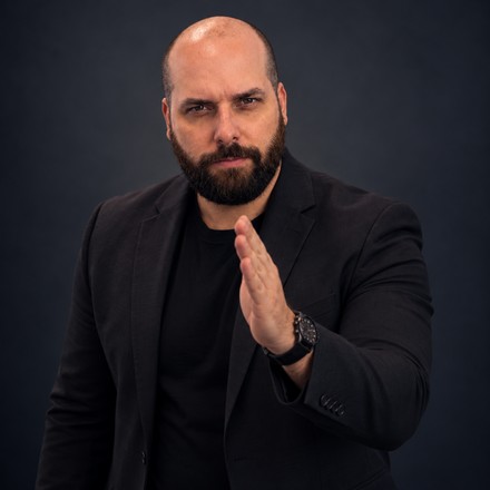 Jason Parker, founder of TradeScalping.com, pointing at the rule that matters most on this page