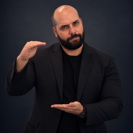 Jason Parker, founder of TradeScalping.com, pointing at the rule that matters most on this page