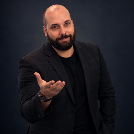 Jason Parker, founder of TradeScalping.com, gesturing mid-explanation
