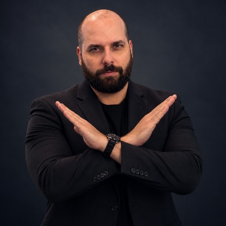 Jason Parker, founder of TradeScalping.com, pointing at the rule that matters most on this page