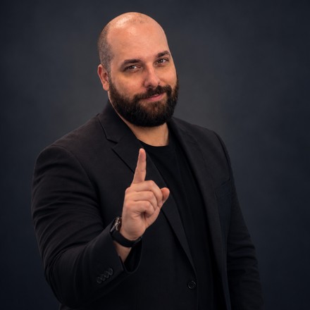 Jason Parker, founder of TradeScalping.com, holding up one finger for the one-mistake-in-five-outfits rule