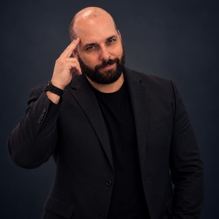 Jason Parker, founder of TradeScalping.com, tapping his temple for the rules-beat-willpower rule