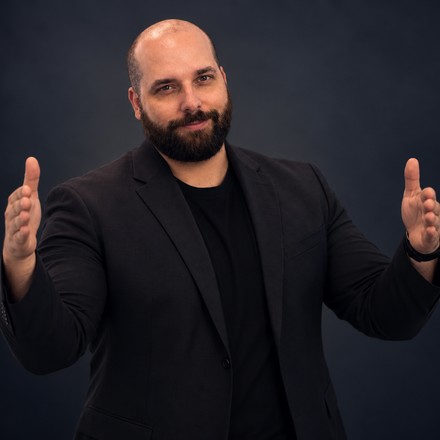 Jason Parker, founder of TradeScalping.com, pointing at the rule that matters most on this page