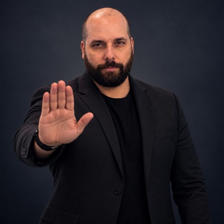 Jason Parker, founder of TradeScalping.com, holding up a stop hand signaling the daily loss limit rule