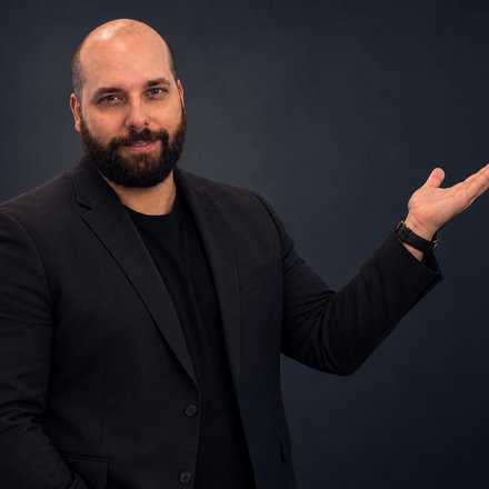 Jason Parker, founder of TradeScalping.com, gesturing toward the rule that matters most on this page