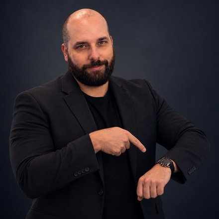 Jason Parker, founder of TradeScalping.com, pointing at his watch to mark the simulator's three-second rule