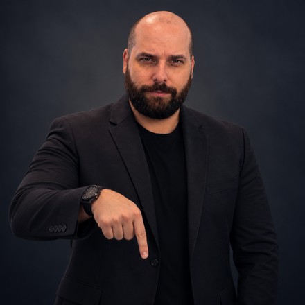 Jason Parker, founder of TradeScalping.com, pointing down at the stop-on-entry rule